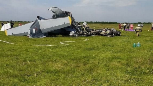 L'aereo dei paracadutisti si schianta al suolo dopo l'atterraggio