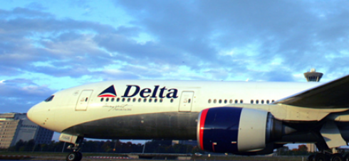 Due passeggeri e il loro cane fuggono da scivolo emergenza aereo Delta durante il rullaggio a New York LaGuardia.