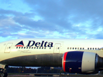Due passeggeri e il loro cane fuggono da scivolo emergenza aereo Delta durante il rullaggio a New York LaGuardia.