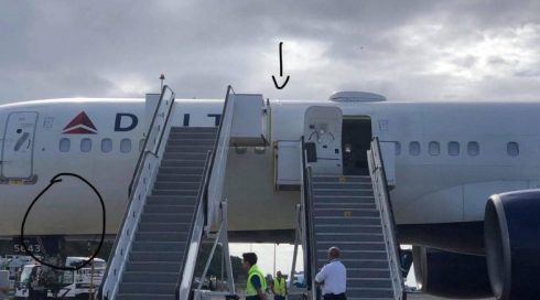 Un Boeing 757 della Delta Air Lines gravemente danneggiato dopo un duro atterraggio a Ponta Delgada (Azzorre).