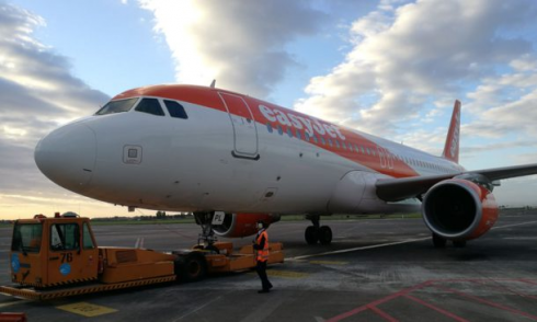 Fumo in cabina per un aereo easyJet, volo deviato ed atterraggio d'emergenza a Malpensa