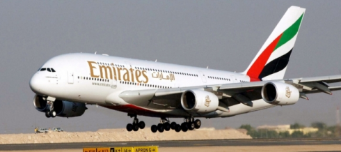 Beve vino a bordo dell'aereo offerto dalle hostess, arrestata a Dubai con la figlia