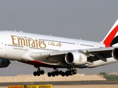 Beve vino a bordo dell'aereo offerto dalle hostess, arrestata a Dubai con la figlia