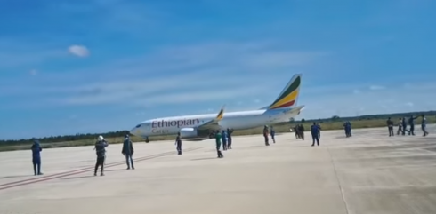 Zambia, piloti distratti, Boeing atterra nell'aeroporto sbagliato in costruzione - VIDEO