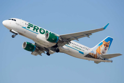 Passeggero Frontier Airlines apre la porta della cabina attivando lo scivolo d'emergenza