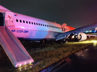 Boeing 737-800 della Copa Airlines fuori pista all'atterraggio a Panama City.