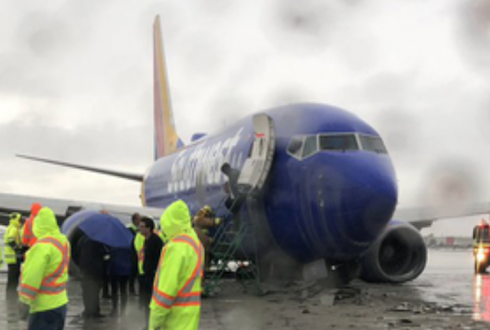 California, aereo fallisce l'atterraggio e finisce fuoripista: terrore tra i passeggeri