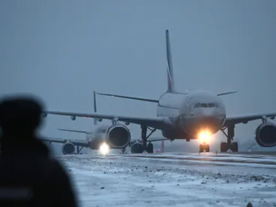 Mosca, aereo fallisce l'atterraggio e finisce fuoripista: terrore tra i passeggeri