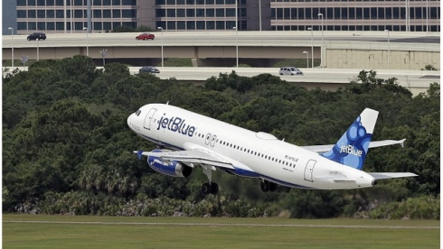 Tre passeggeri colti da malore, aereo JetBlue effettua atterraggio di emergenza medica a Norfolk. 