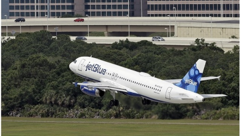 Tre passeggeri colti da malore, aereo JetBlue effettua atterraggio di emergenza medica a Norfolk.