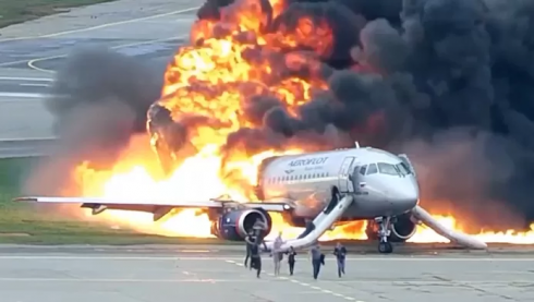 Immagini spettacolari di un incidente aereo in Russia (IL VIDEO). 