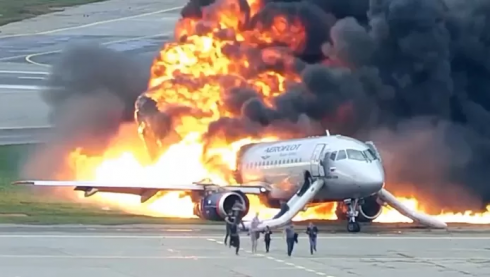 Immagini spettacolari di un incidente aereo in Russia (IL VIDEO).