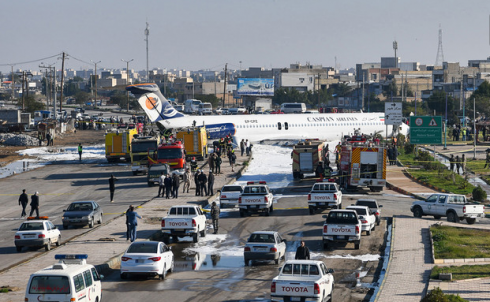 Aereo di linea atterra sull'autostrada a Mahshahr, i passeggeri sono tutti salvi - VIDEO