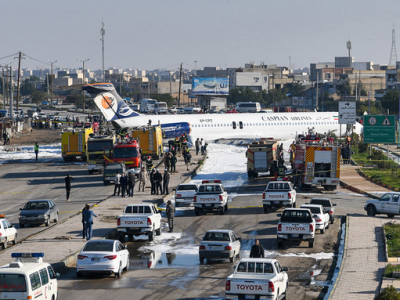 Aereo di linea atterra sull'autostrada a Mahshahr, i passeggeri sono tutti salvi - VIDEO
