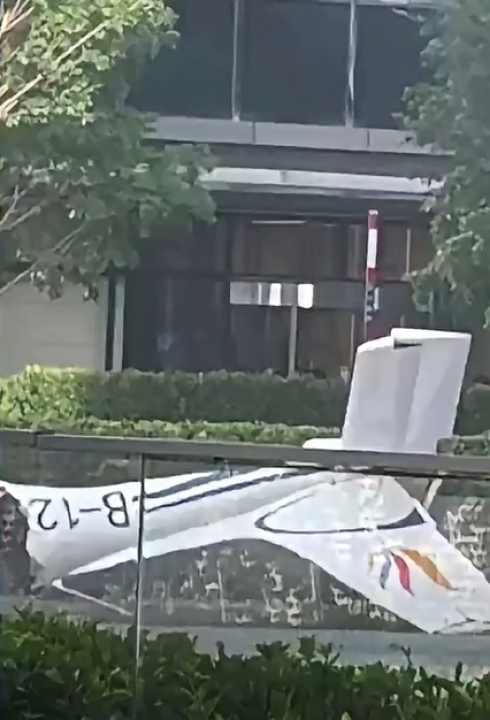 Un piccolo aereo si schianta contro il grattacielo pi&ugrave; alto di Pechino - Video