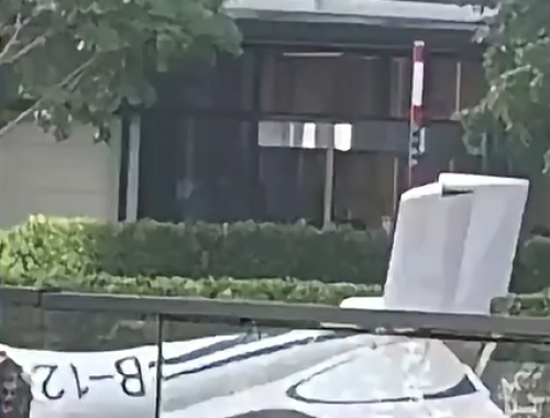 Un piccolo aereo si schianta contro il grattacielo pi&ugrave; alto di Pechino - Video