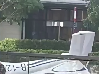 Un piccolo aereo si schianta contro il grattacielo pi&ugrave; alto di Pechino - Video