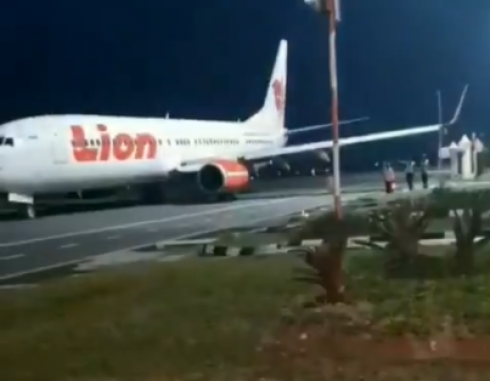 Aereo di linea colpisce un palo in aeroporto, ala danneggiata e volo cancellato