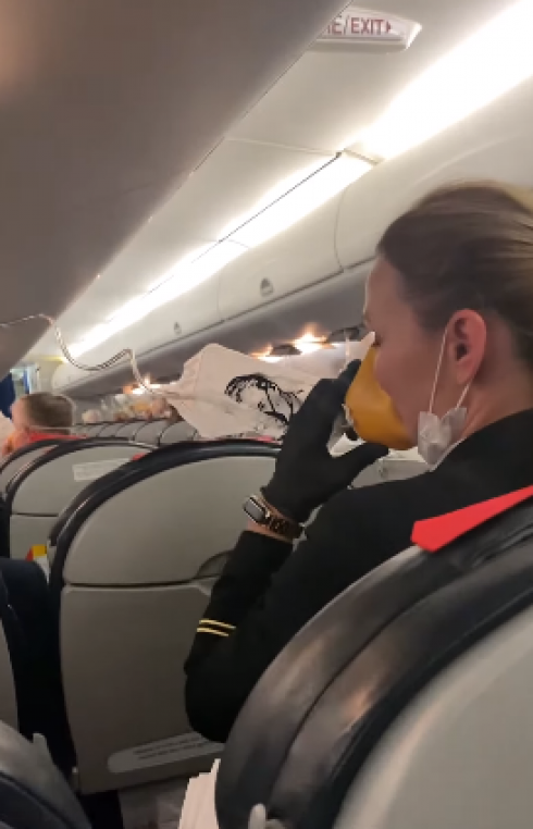 Paura sul volo LOT Polish Airlines tra Varsavia e Bruxelles: cabina depressurizzata