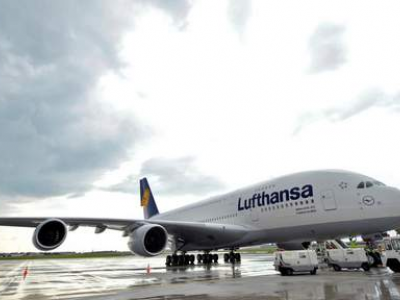 Lufthansa e SAS cancellano voli a Natale: troppi piloti malati