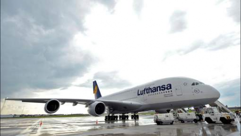 Lufthansa e SAS cancellano voli a Natale: troppi piloti malati
