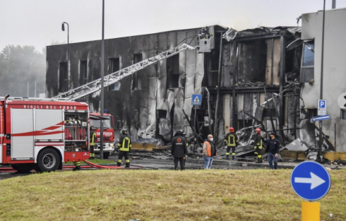 Jet privato precipita fra le case a Milano, morti tutti gli 8 occupanti - VIDEO
