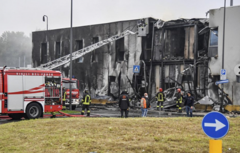 Jet privato precipita fra le case a Milano, morti tutti gli 8 occupanti - VIDEO 