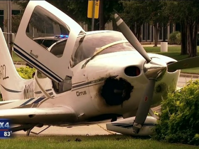 Texas, un piccolo aereo effettua un atterraggio di emergenza tra le case sulla strada di Farmers Branch: manovra da brividi, nessuno ferito