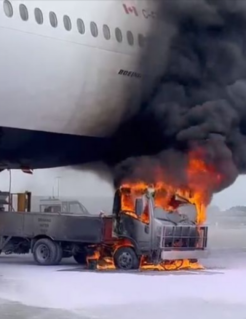Incendio sotto un aereo di linea in Canada - Video