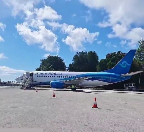 Boeing 737-300 della Nauru Airlines costretto ad atterraggio di emergenza per incendio del motore.