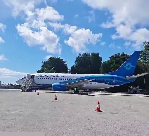 Boeing 737-300 della Nauru Airlines costretto ad atterraggio di emergenza per incendio del motore. 