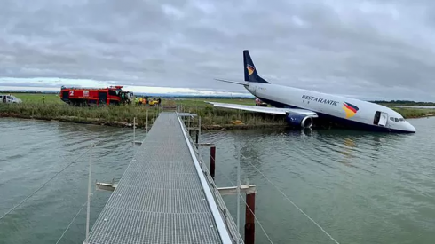 Francia, aereo fallisce l'atterraggio e finisce in uno stagno