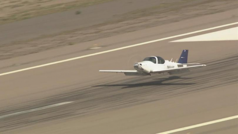 Emergenza a bordo, l’aeroplano atterra senza carrello: video.
