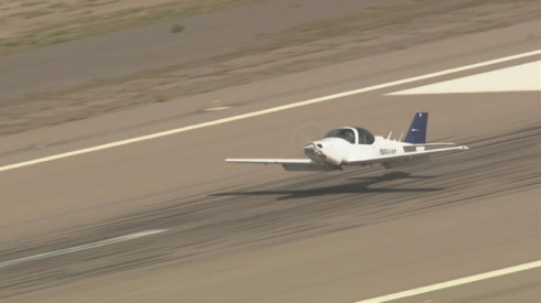 Emergenza a bordo, l’aeroplano atterra senza carrello: video. 