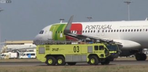 Pilota del volo Lisbona - Venezia interrompe il decollo dopo un guasto al motore. Il video