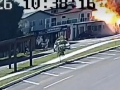 Telecamera riprende lo schianto del piccolo aereo precipitato su un ristorante: tre morti e un disperso