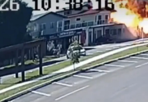 Telecamera riprende lo schianto del piccolo aereo precipitato su un ristorante: tre morti e un disperso