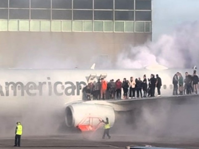 Aereo American Airlines in un aeroporto affollato prende fuoco mentre i passeggeri vengono evacuati sull'ala