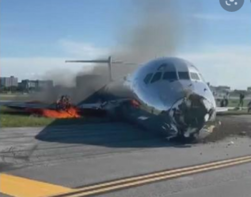 Aereo prende fuoco durante l'atterraggio a Miami, salvi gli occupanti - VIDEO