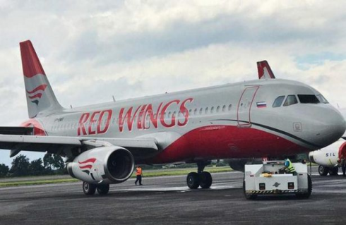Minaccia di morte i passeggeri dell’aereo ma muore dopo aver tentato di strangolare una donna.