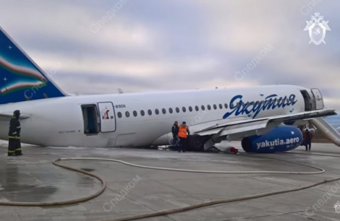 Aereo Yakutia Airlines perde il carrello durante l'atterraggio planando sulla pista senza le ruote