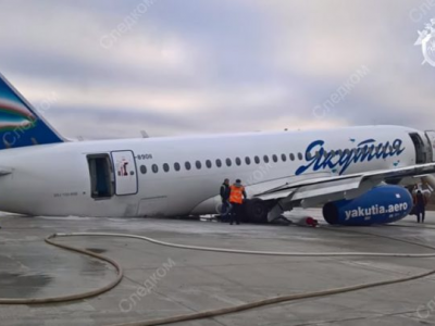 Aereo Yakutia Airlines perde il carrello durante l'atterraggio planando sulla pista senza le ruote