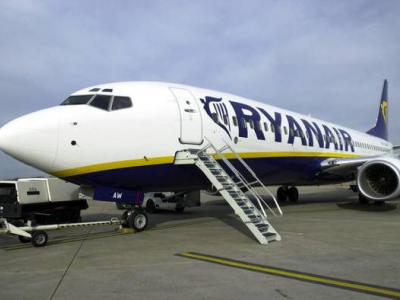 Evacuato aereo Ryanair: clandestino si chiude nel bagno dell’aereo per volare in Italia