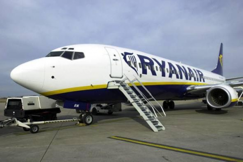 Evacuato aereo Ryanair: clandestino si chiude nel bagno dell’aereo per volare in Italia