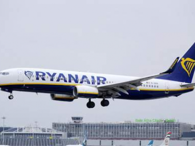 Perdita di pressione in cabina, paura sul volo Ryanair. Malore per trenta passeggeri