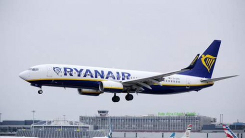 Perdita di pressione in cabina, paura sul volo Ryanair. Malore per trenta passeggeri