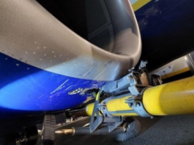 Boeing 737 Ryanair rulla sulla pista con la barra di traino sotto il motore (IL VIDEO)