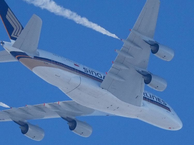 Panico a bordo: volo Singapore Airlines scarica il carburante prima dell’atterraggio di emergenza