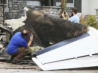 Attacco kamikaze, marito geloso muore schiantandosi con l'aereo contro la sua casa nel tentativo apparente di uccidere la moglie