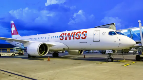 Passeggeri si rifiutano di mettere le mascherine, l'aereo Swiss Air rimane a terra.